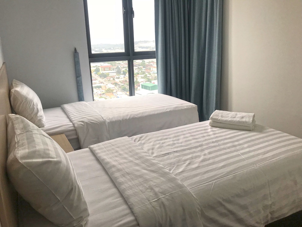 One Amerin Mall & Suites 7/50