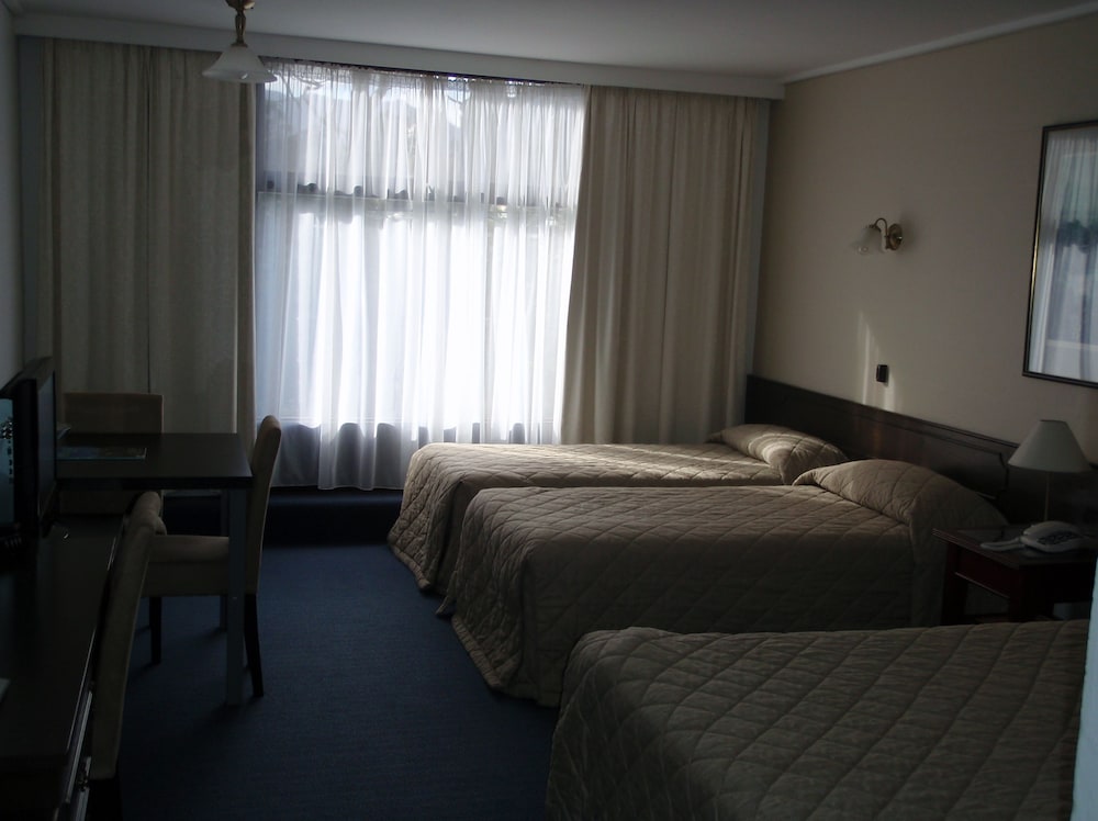 Room, Queen and Twin Beds, Garden View