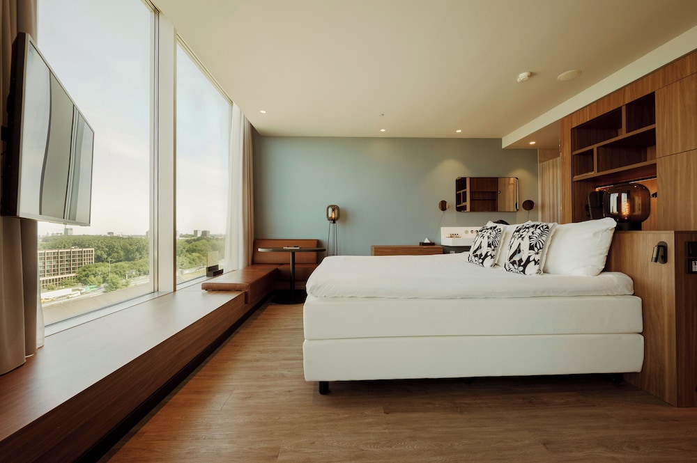 JUNIOR SUITE, KING BED
