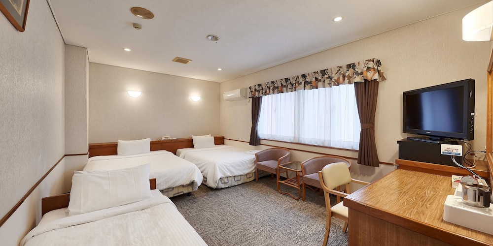 Crown Hotel Okinawa 24/75