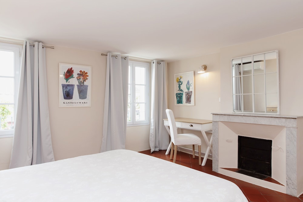 Coq Hotel 9/50