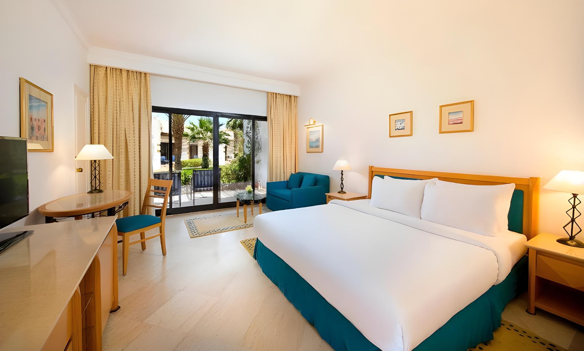 SUPERIOR POOL VIEW ROOM