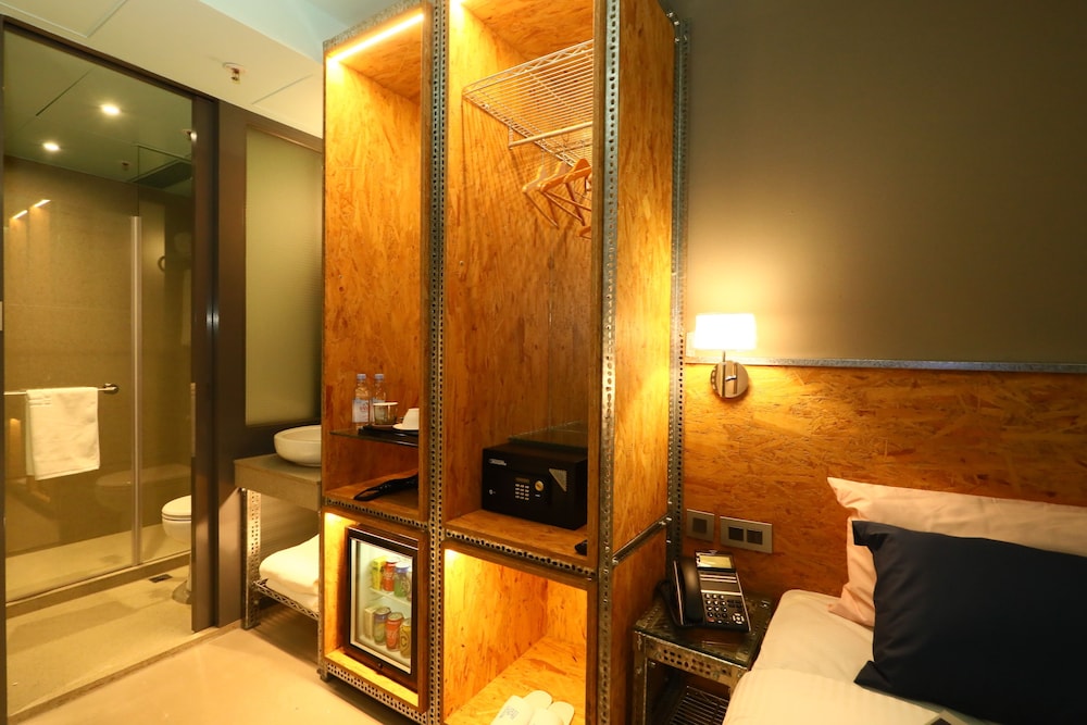 Ind Hotel 40/40