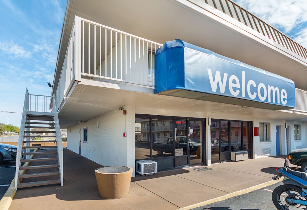 Motel6 San Antonio, TX - I-10 West 47/55