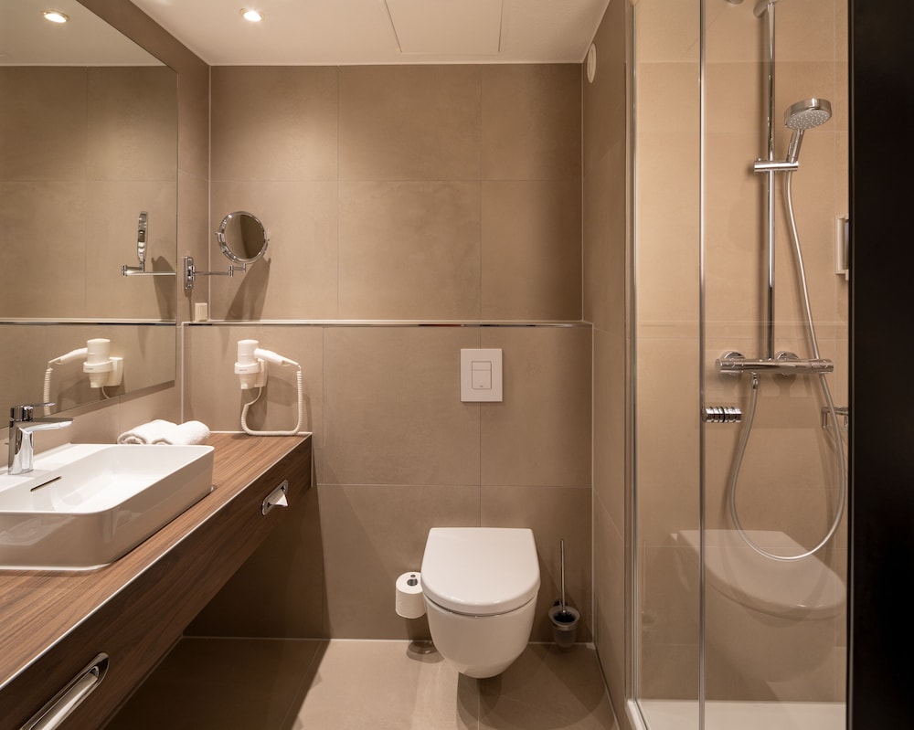 جناح جونيور بسرير كينج مع أريكة، H+ HOTEL HANNOVER 2/5