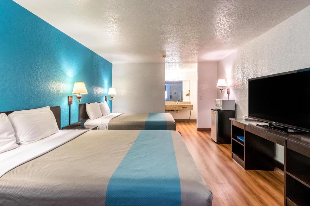 2 Full Beds - Smoking، Motel6 Grande Prairie, AB 2/4