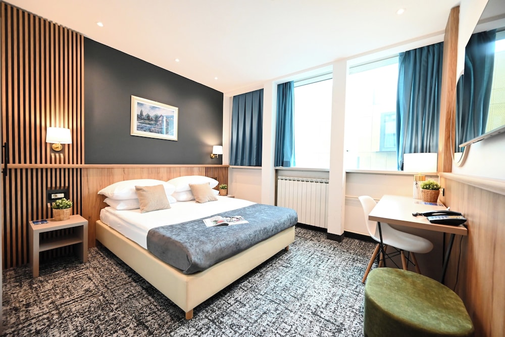 COMFORT, QUEEN BED