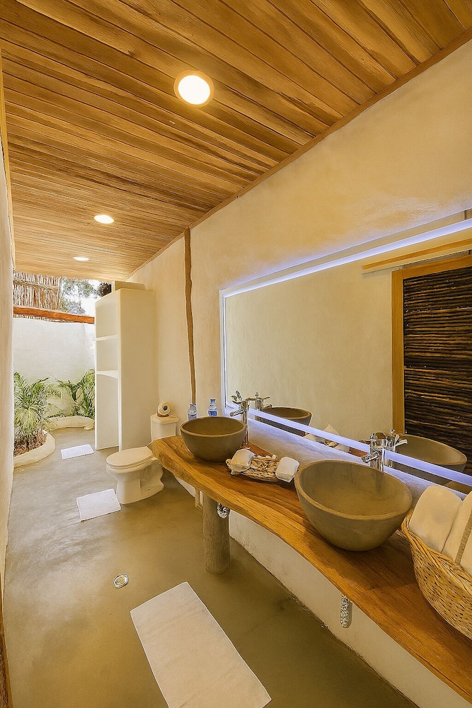 RCH Luxury Hotel & Pool 26/50
