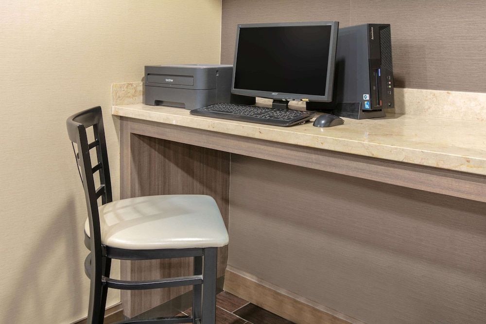 Days Inn Suites By Wyndham Arlington Near Six Flags 22/26
