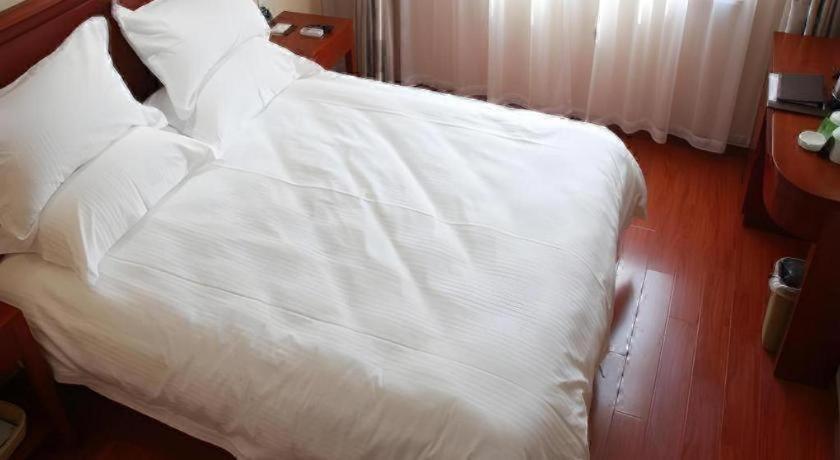 GreenTree Inn Shanghai Luojing Express Hotel 33/49