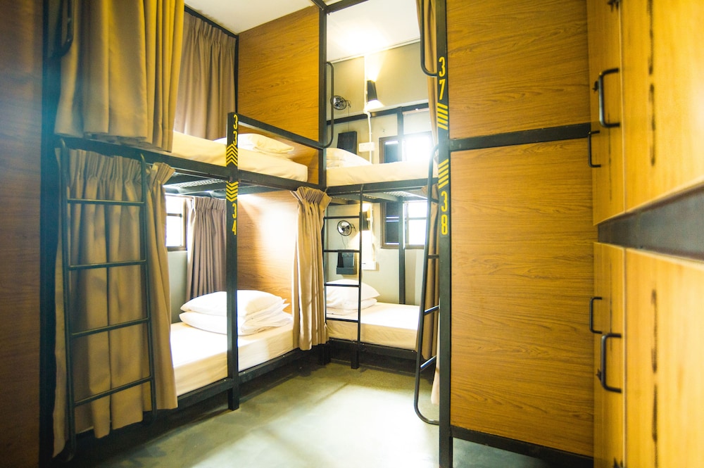 Traveller Bunker Hostel 24/45