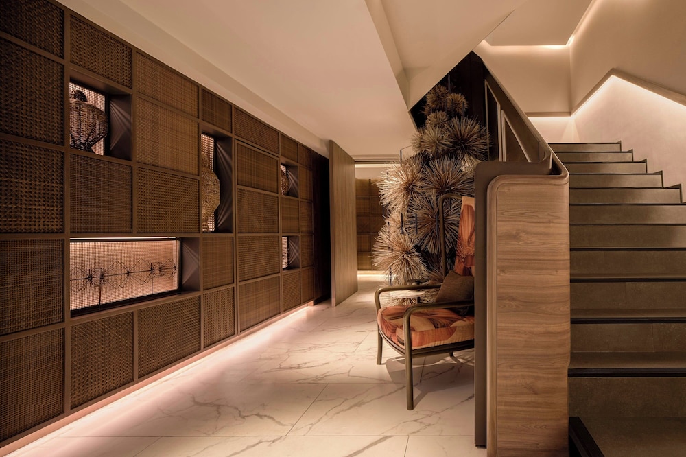 Madi Paidi Bangkok, Autograph Collection 22/49