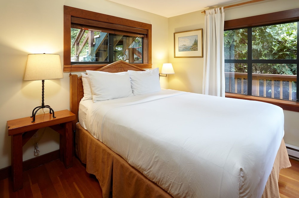 كابينة بسرير كوين وسرير فردي بإطلالة على البحر مع أريكة بمطبخ صغير، Middle Beach Lodge 2/5