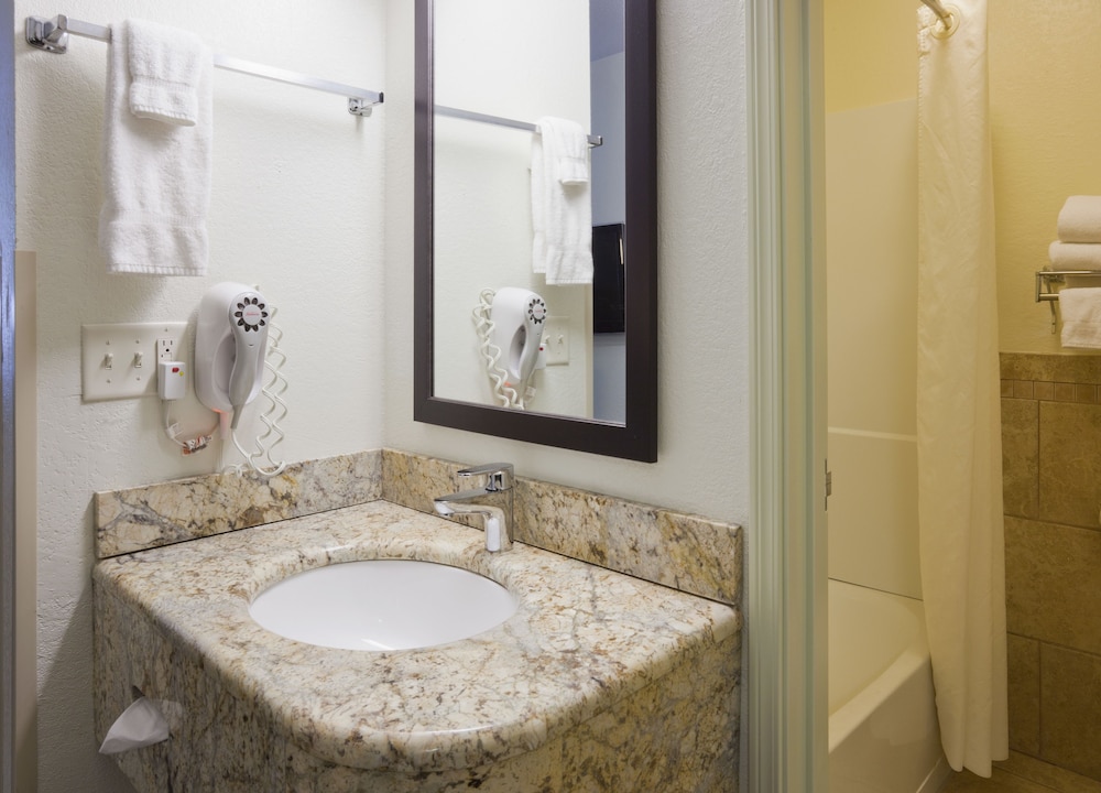Fargo Inn and Suites 13/34