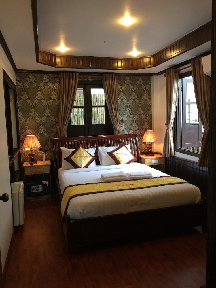 Merry Riverside Hotel 14/70