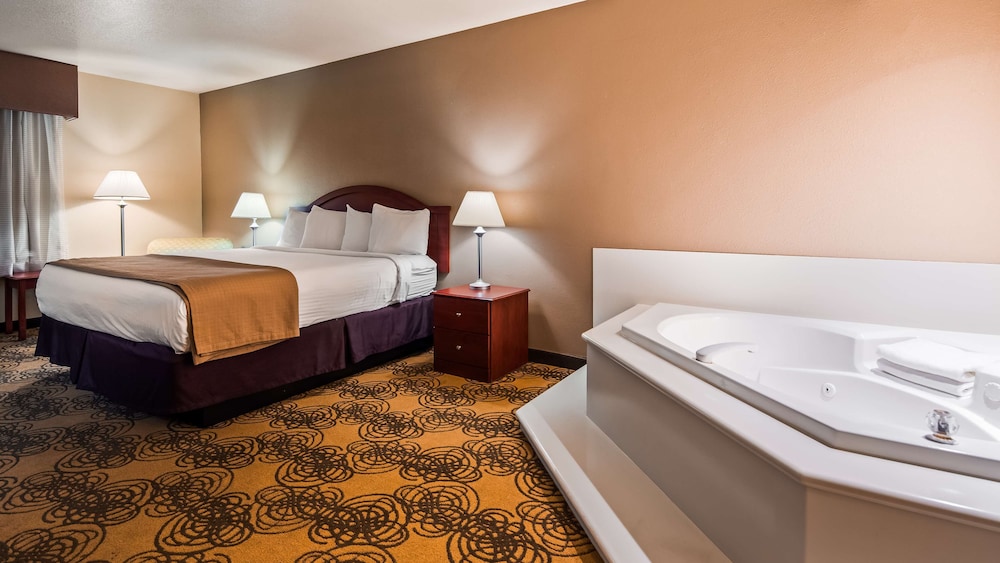 غرفة قياسية بسرير كينج بحوض جاكوزي، Best Western Elko Inn 3/4