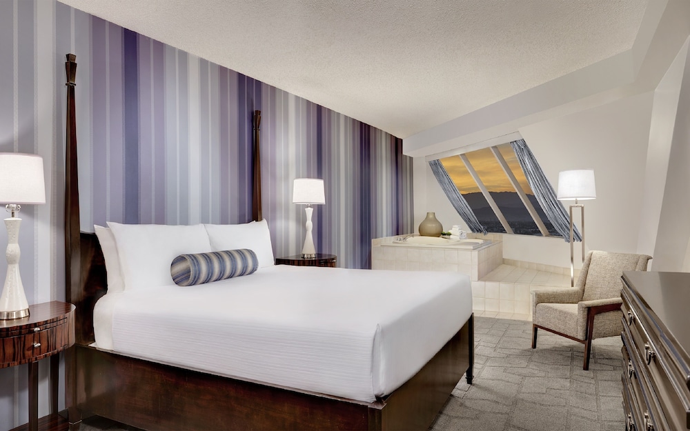 PYRAMID, SUITE, KING BED, CORNER