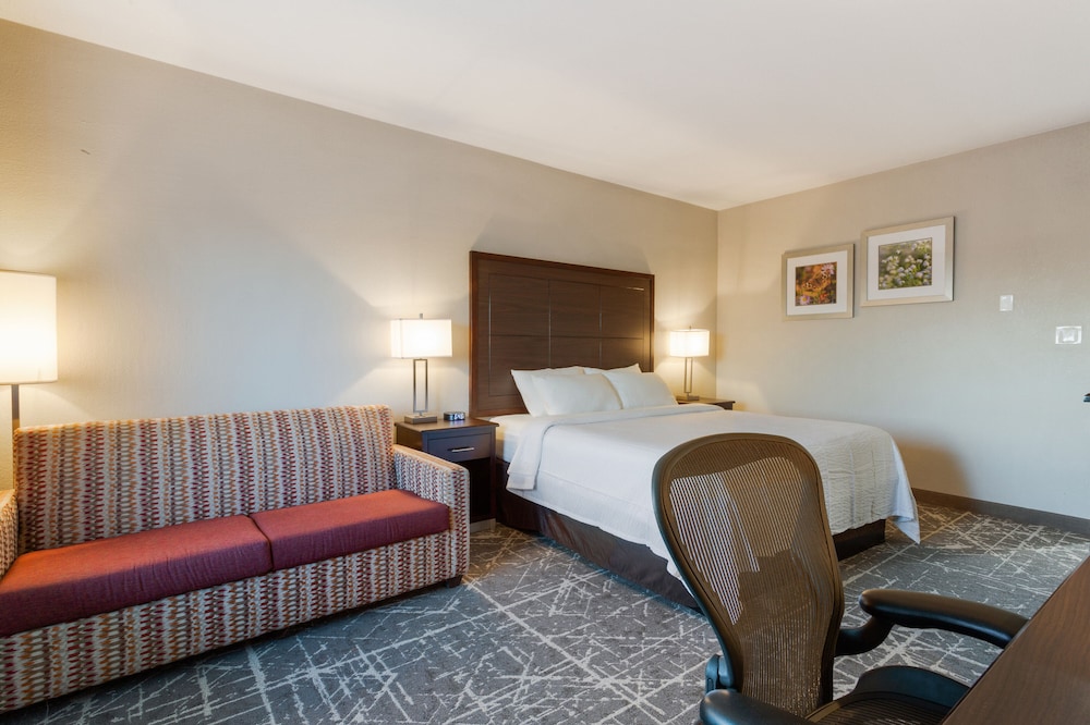 Orangewood Inn & Suites Kansas City Airport 13/37