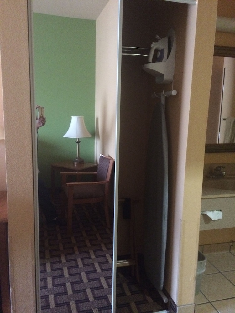 Days Inn & Suites by Wyndham San Antonio North/Stone Oak 30/63
