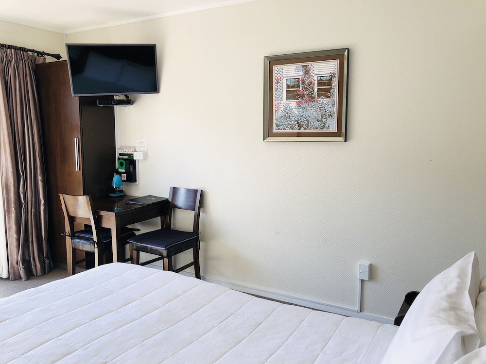 TUDOR COURT MOTOR LODGE 16/70