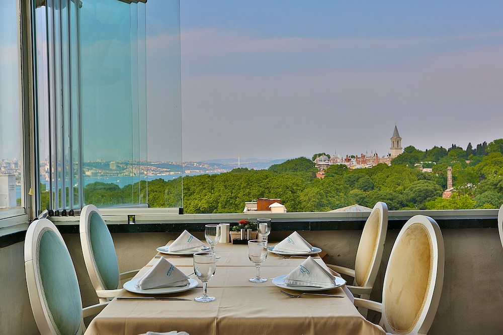 THE ISTANBUL HOTEL 40/50
