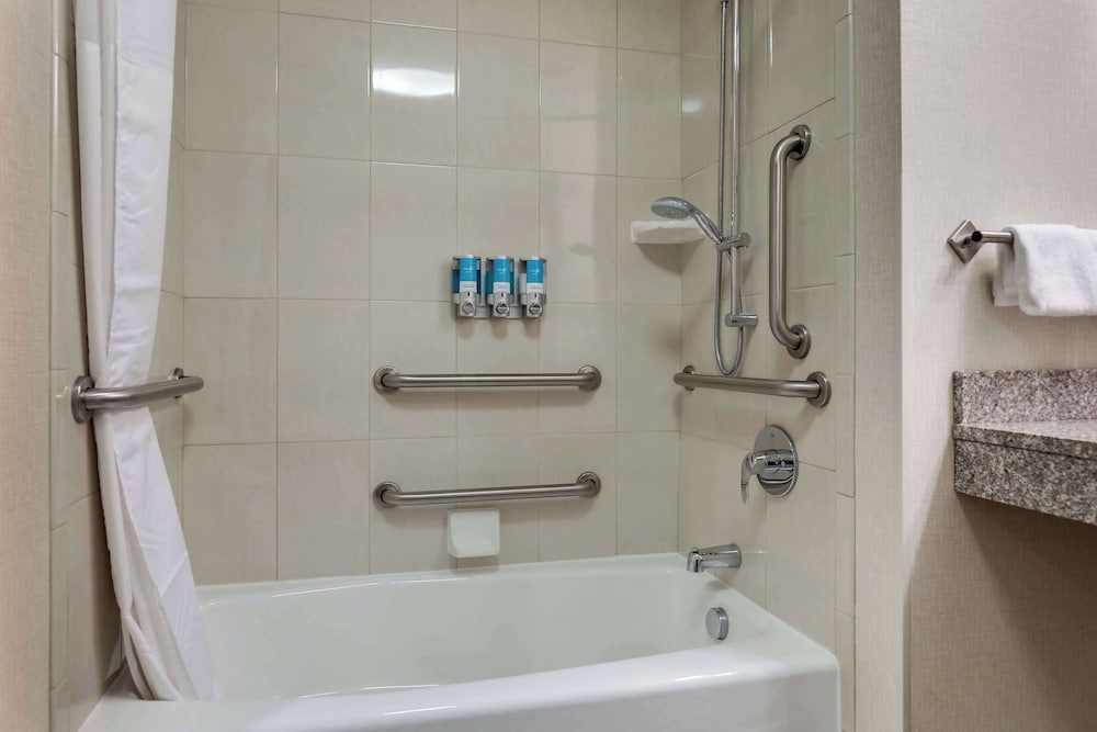 Drury Inn Suites Charlotte Arrowood 49/50