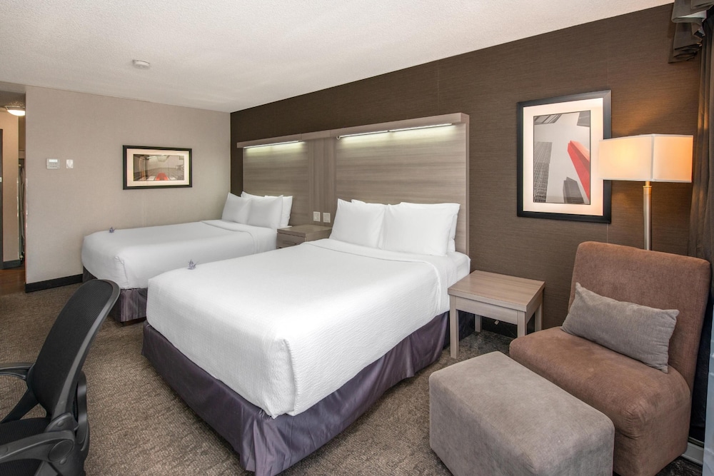 Coast, 2 Queen Beds، Village Park Inn Calgary 4/6