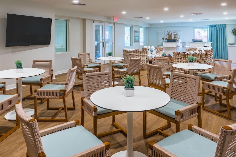 The Palms Oceanfront Hotel 28/33