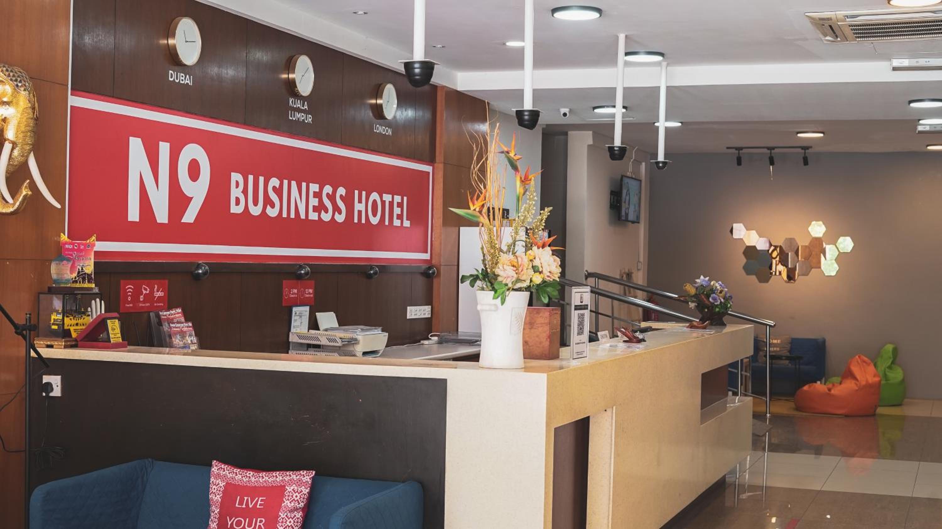 OYO 43955 N9 Business Hotel 8/27