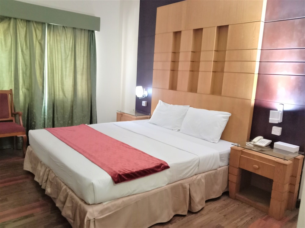 Al Commodore Hotel 9/40