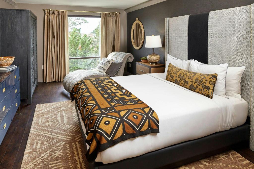 Penthouse Suite, King Bed, Pool View