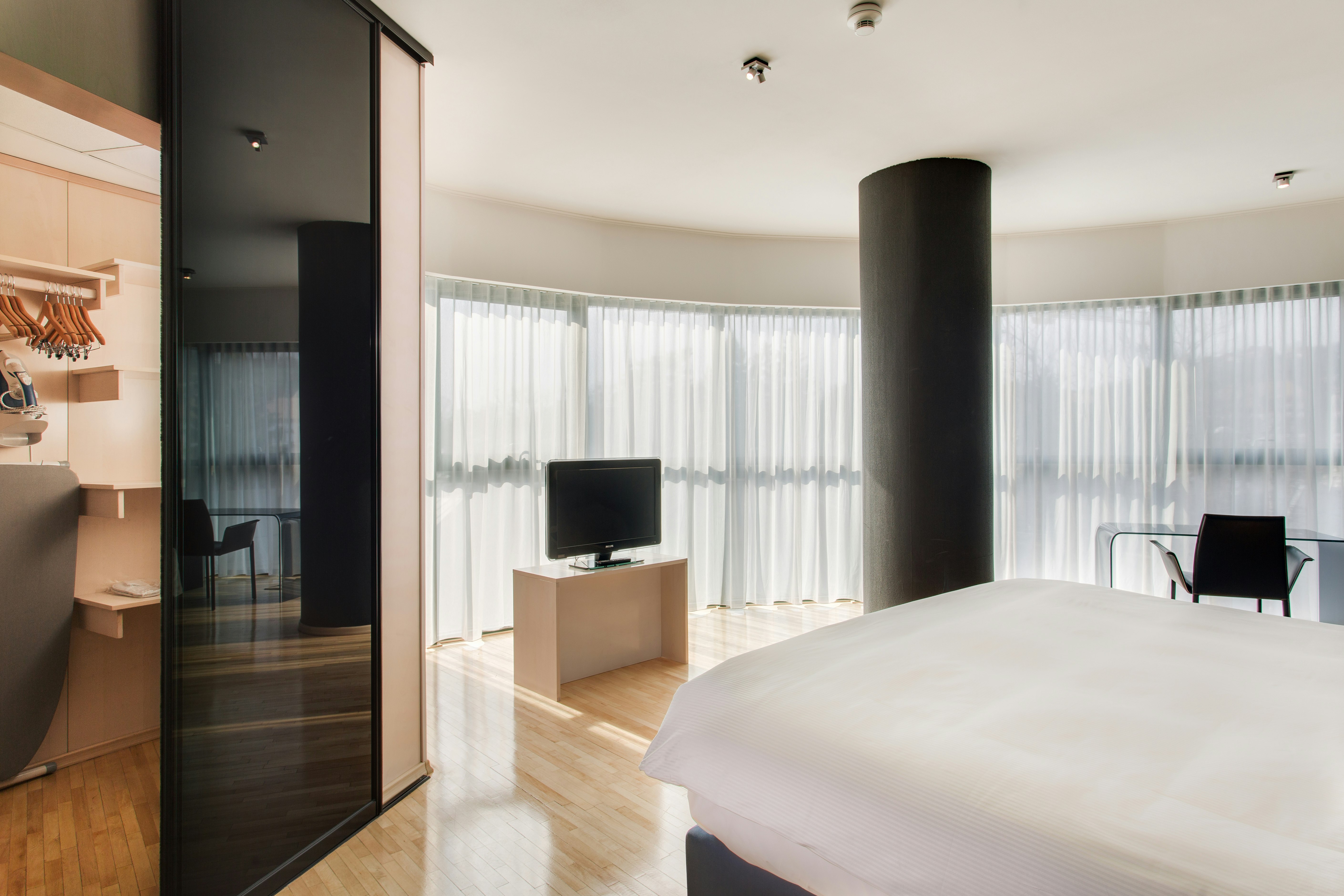 OVAL, SUITE, KING BED