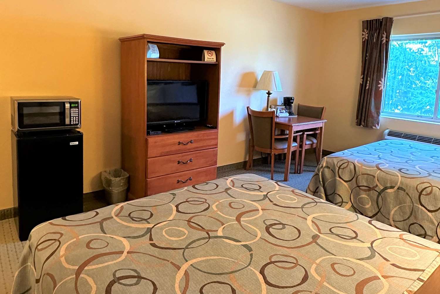 Super 8 By Wyndham Topeka At Forbes Landing 4/21