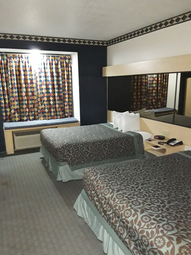 Days Inn & Suites By Wyndham Hutchinson 10/42