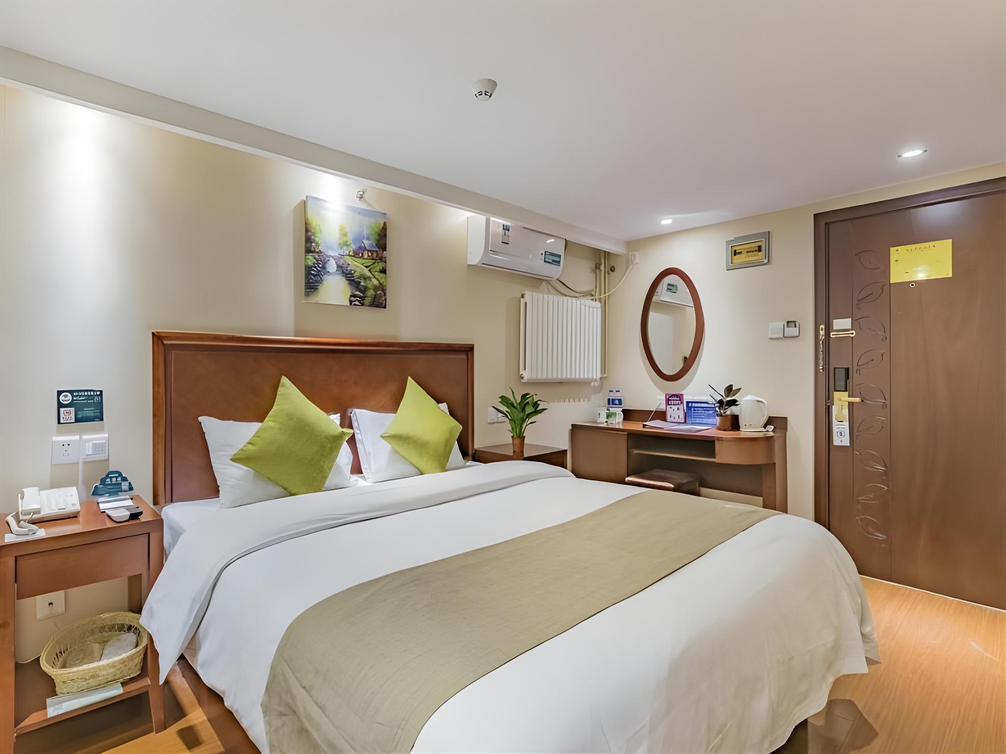 GUEST ROOM, DOUBLE BED, NO WINDOW