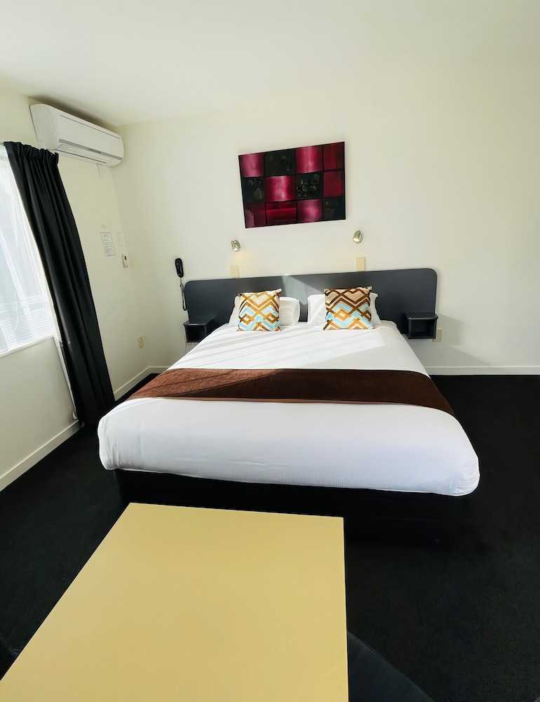298 Westside Motor Lodge 24/41