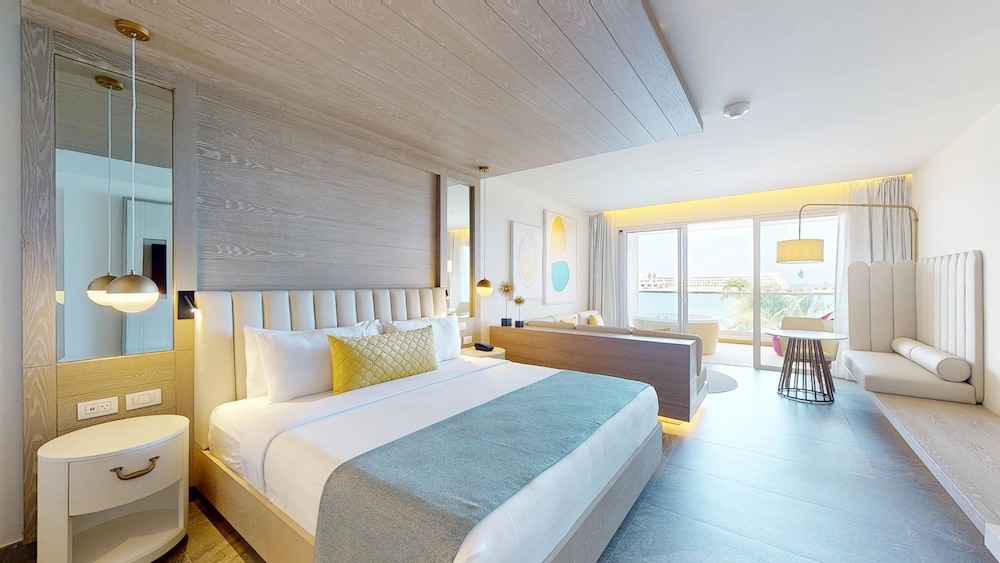 PLATINUM, JUNIOR SUITE