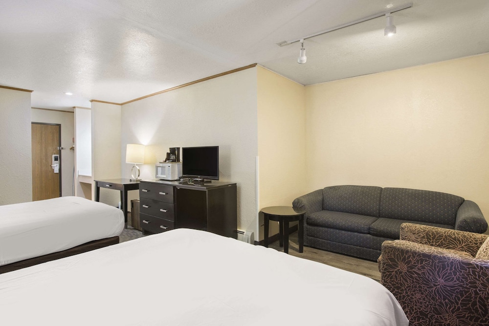 Days Inn by Wyndham Mackinaw City/Bridgeview Area 28/61