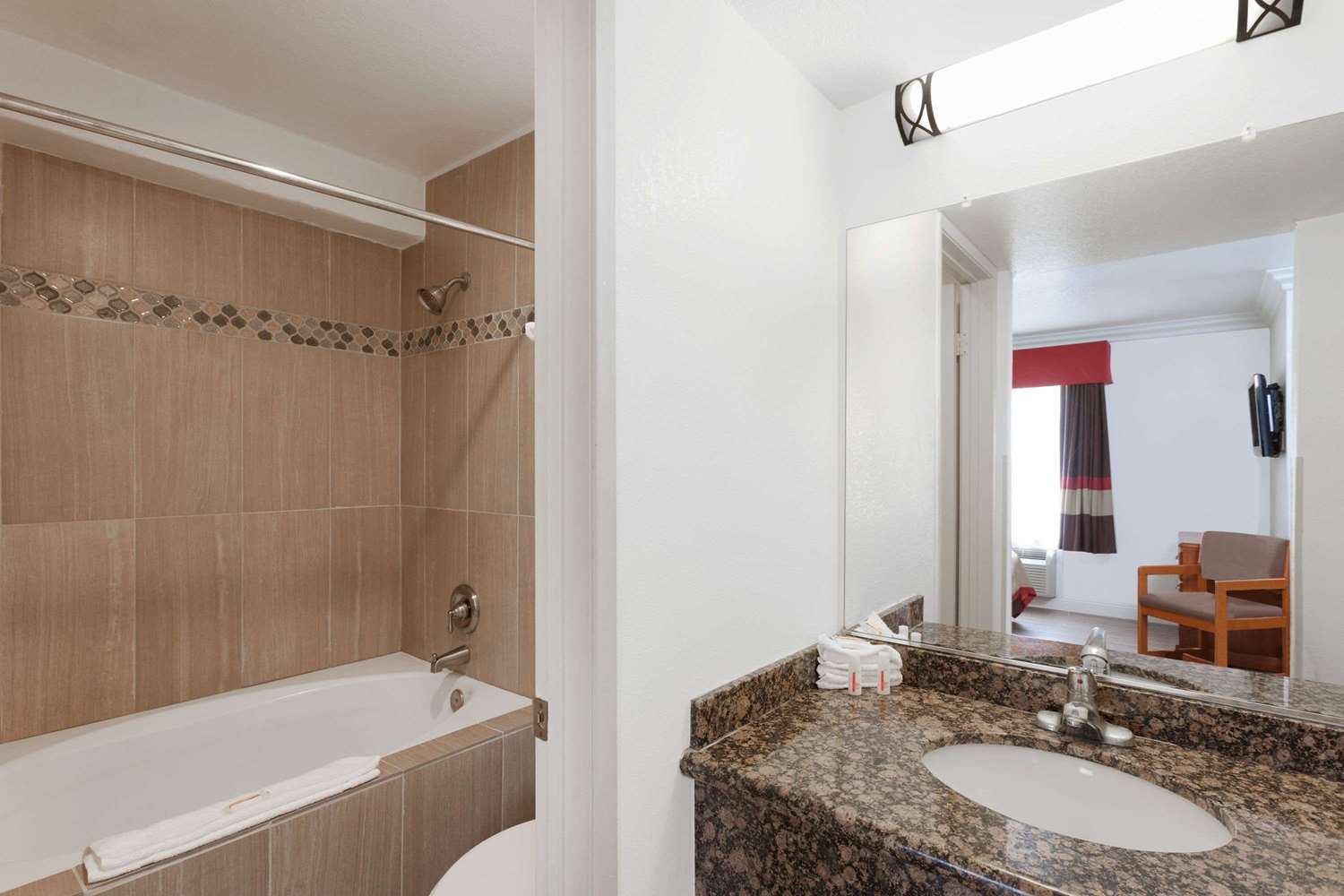 Super 8 by Wyndham Santa Clarita/Valencia 31/32
