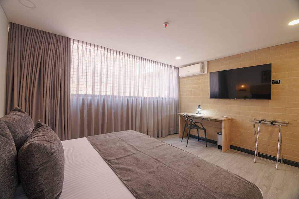 غرفة قياسية بسرير كوين، First Class Hotel 3/5