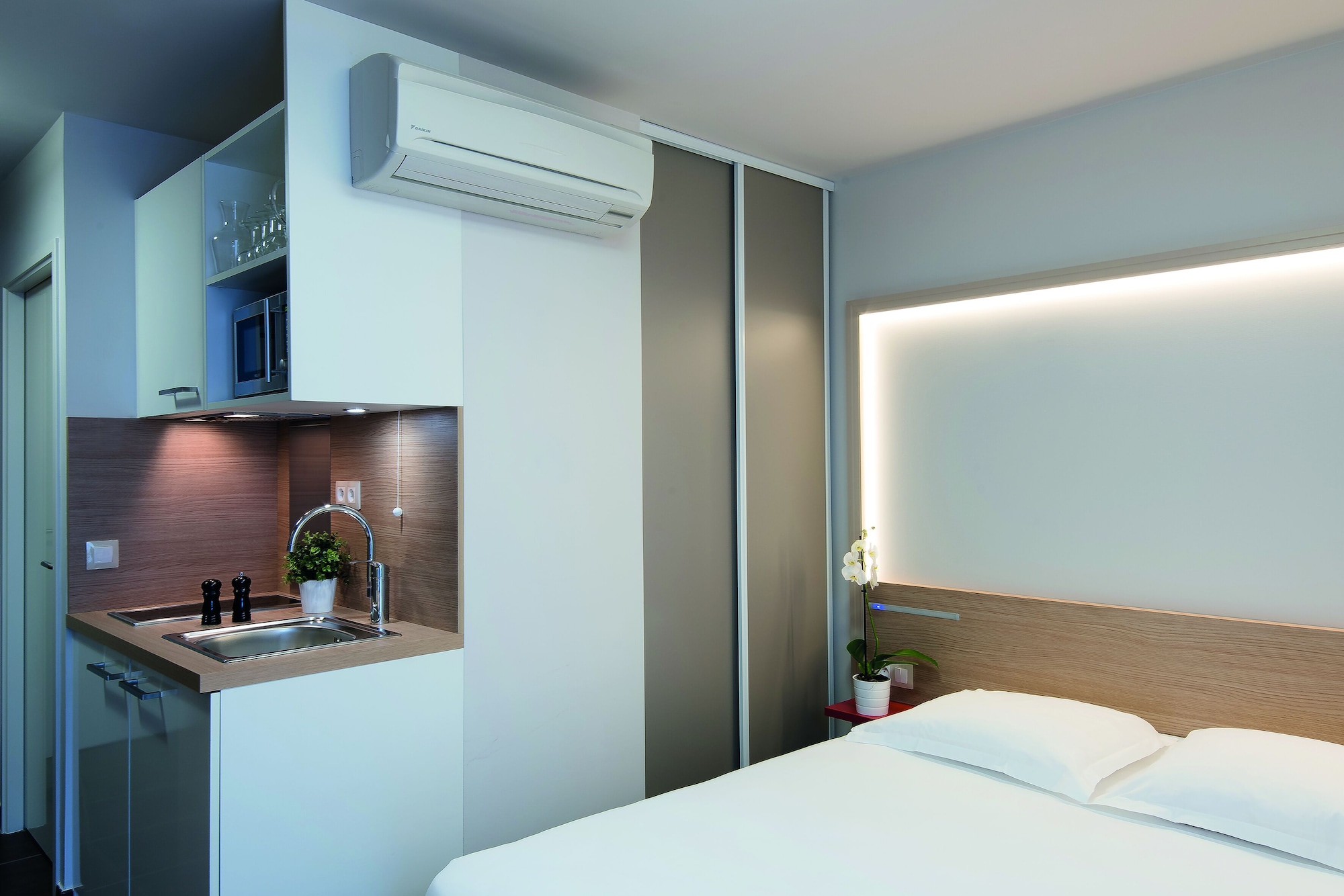 STUDIO, DOUBLE BED