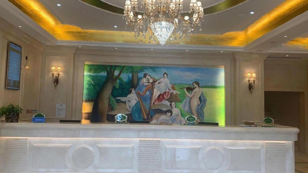 Vienna Hotel (Chengdu University of Petroleum Subway Station) 12/61