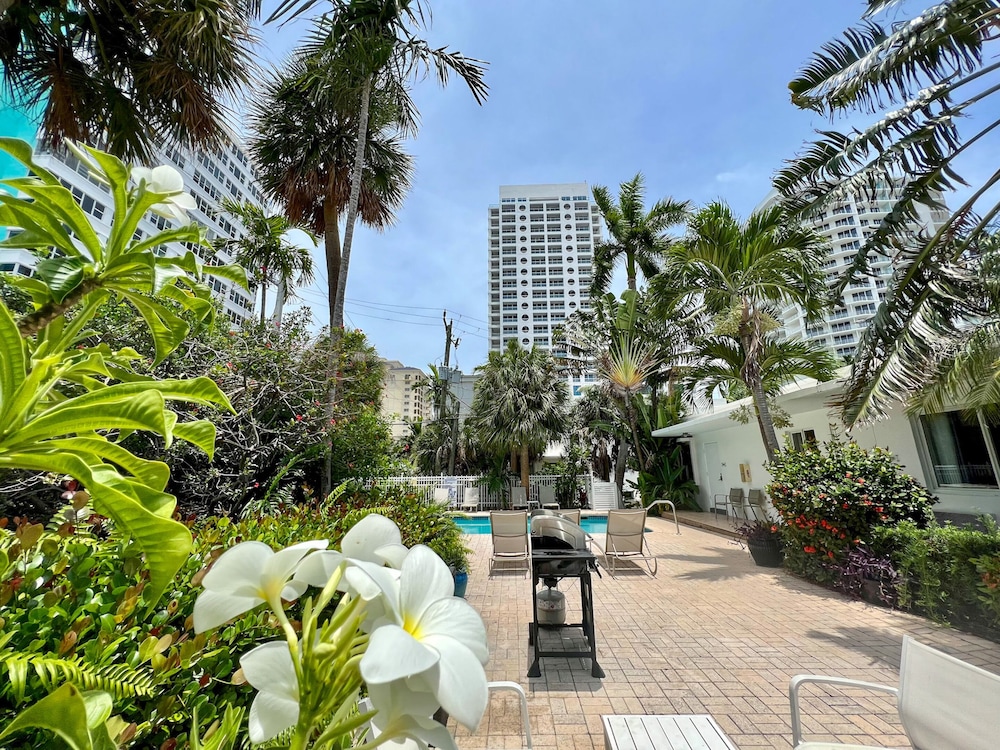North Beach Hotel 68/76