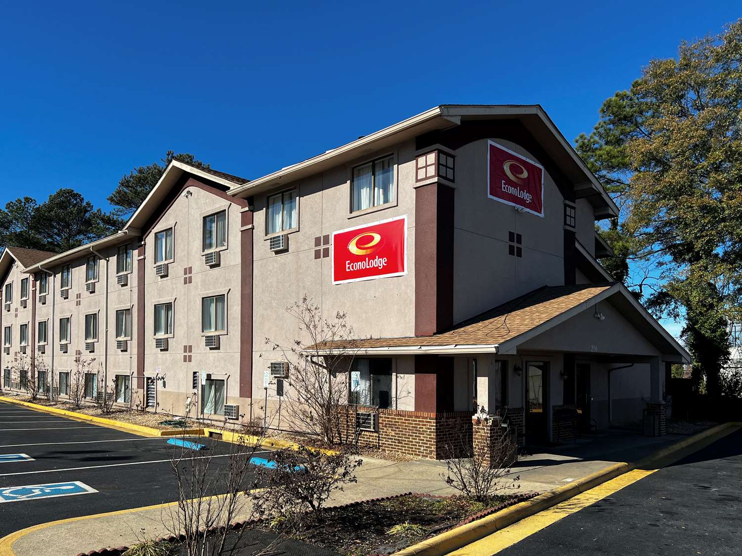 Econo Lodge Spring Lake near Fort Bragg 4/16