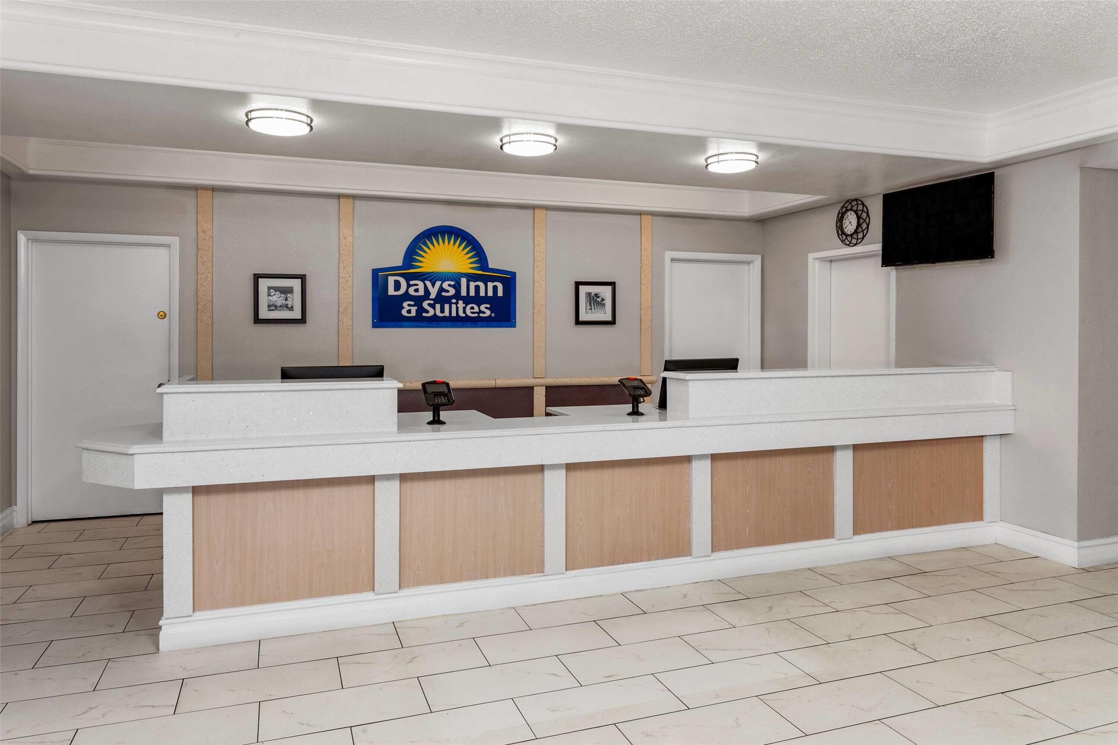 Days Inn & Suites by Wyndham Arlington Heights 5/36