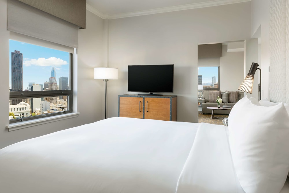 Suite, King Bed, Parlor