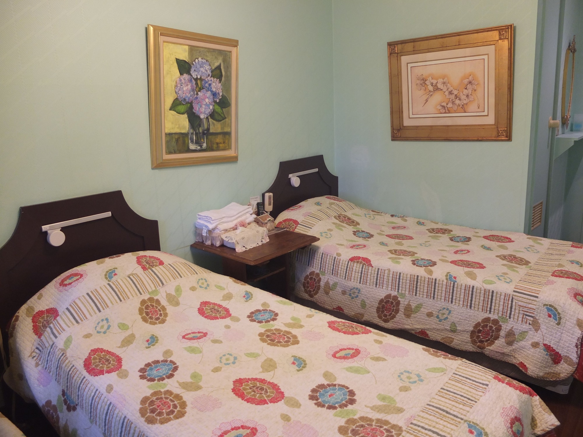 ROOM, TWIN BEDS