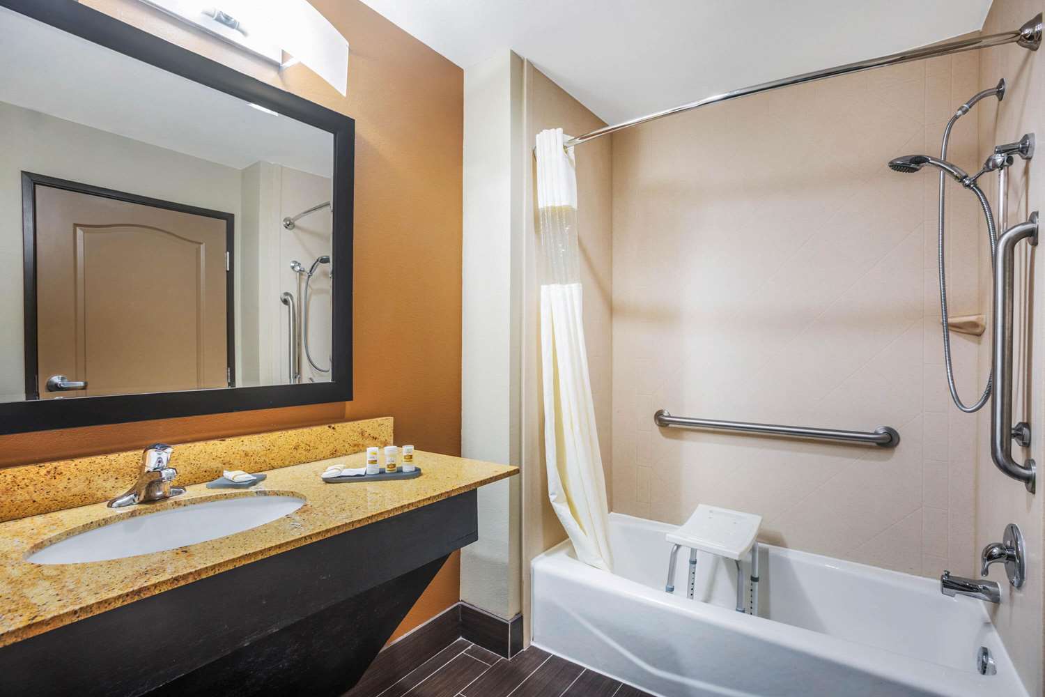 La Quinta Inn Suites Beeville 39/40