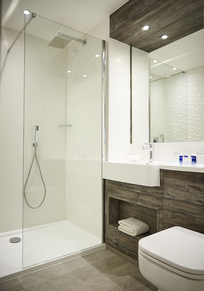 The Waterfront Hotel Spa & Golf 37/38