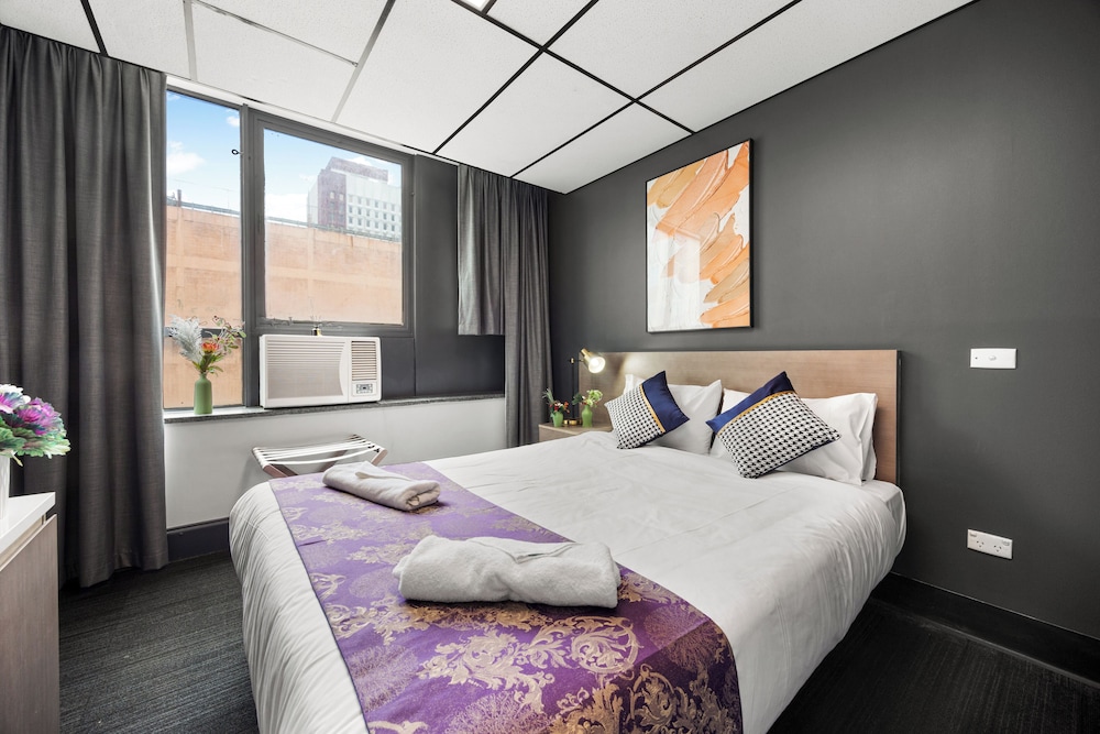 STANDARD, QUEEN BED
